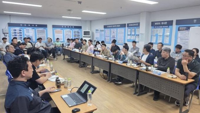 기반시설 TF팀이 현장점검 전 사업진행상황을 공유하고 있다.