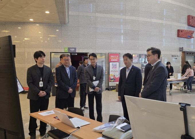 공인중개사 연수교육장에서 디지털지도 플랫폼에 대해 설명을 듣고 있는 이동환 고양특례시장