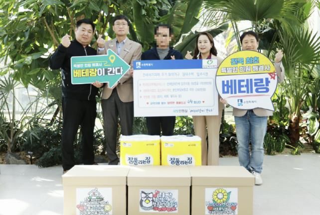 새빛민원실 관계자들이 22일 A씨에게 생필품을 전달하고 있다.