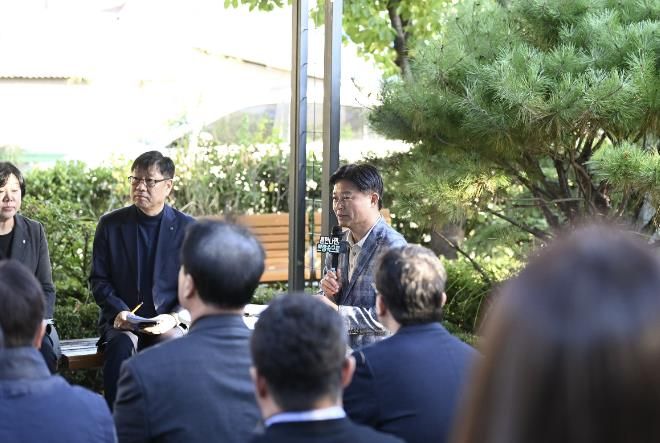 조용익 부천시장(왼쪽에서 세번째)이 27일, 고라개공원에서 열린 ‘틈만나면, 현장속으로’ 에서 레미콘 공장 일대 환경오염 최소화를 위해 주민 및 업체 관계자와 의견을 나누고 있다