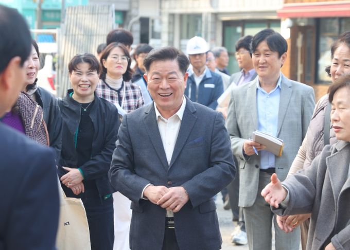 박승원 광명시장이 31일 '제64회 생생소통현장'으로 철산10·11단지 재건축 현장을 방문해 시민의 이야기를 경청하고 있다.