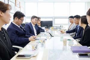 김동연 경기도지사, 고유가 피해지원금 현장 방문. 담당 직원 등 격려